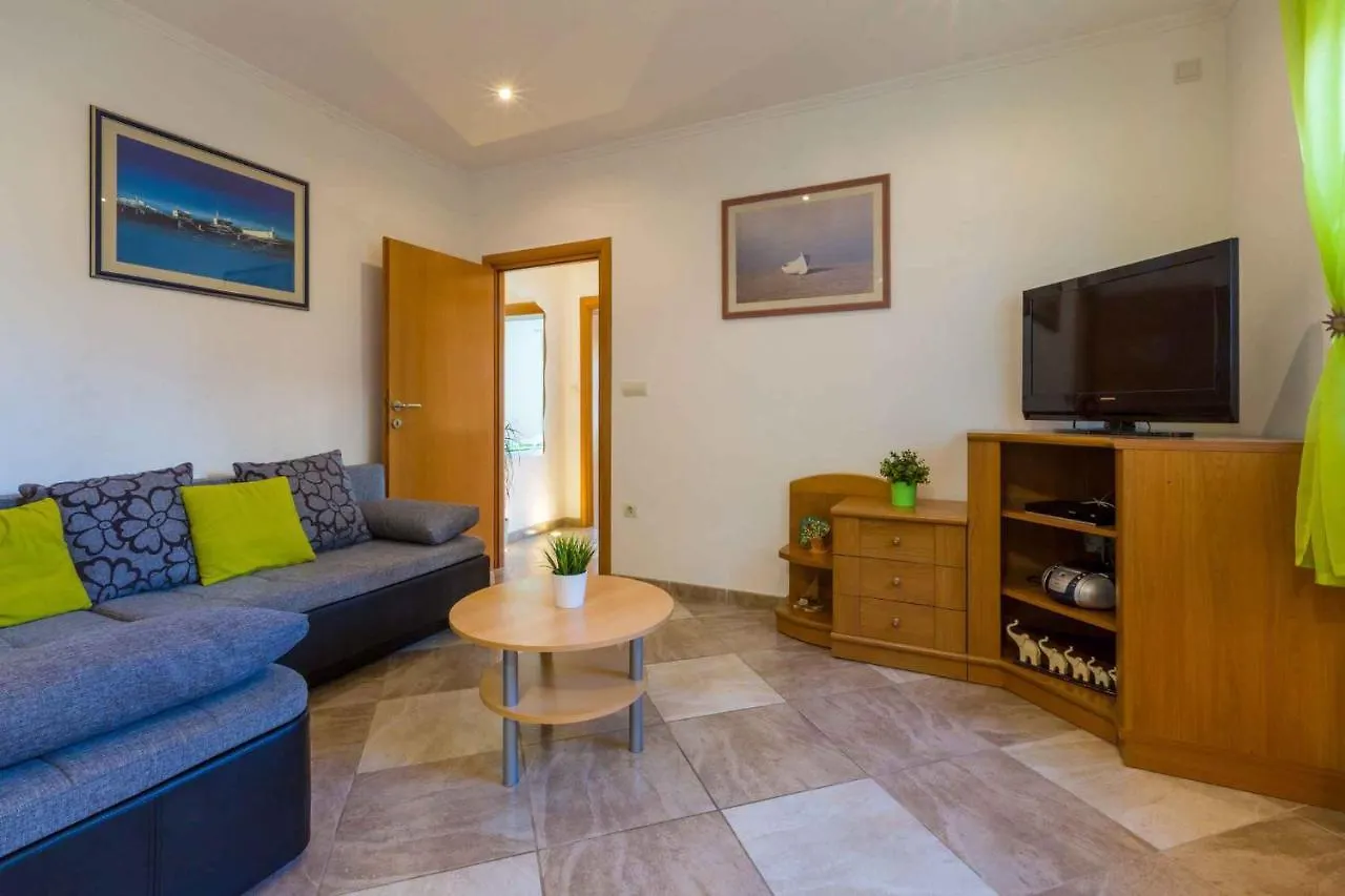 One-Bedroom Apartment Crikvenica 4